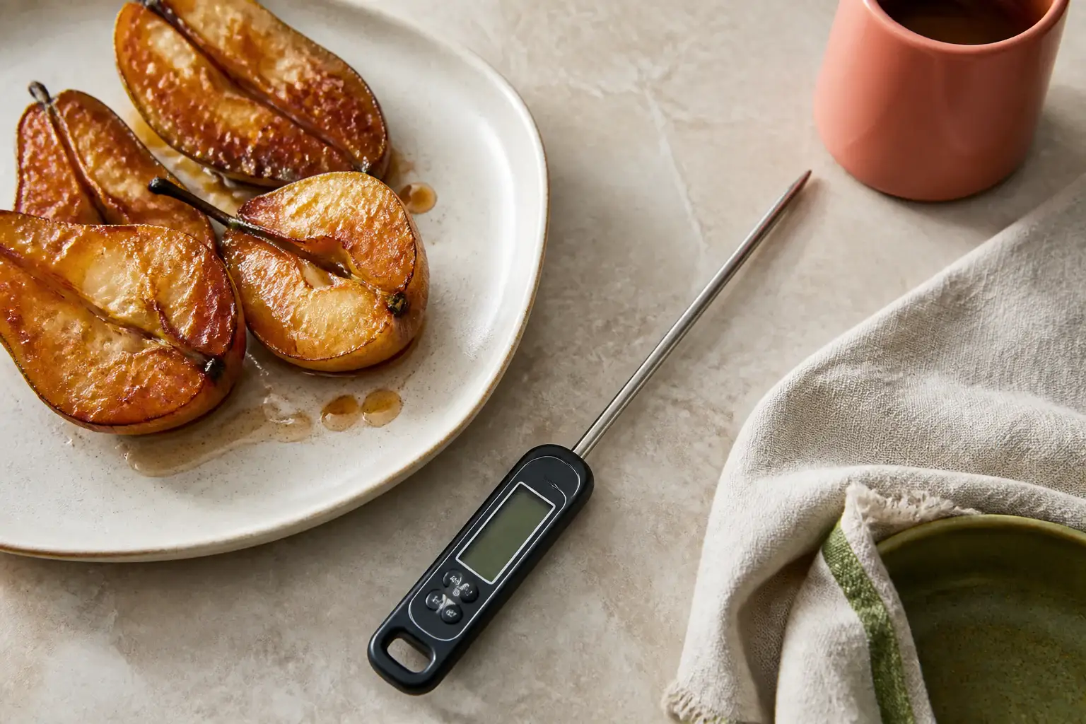 Termómetro digital de cocina genérico junto a alimentos cocinados